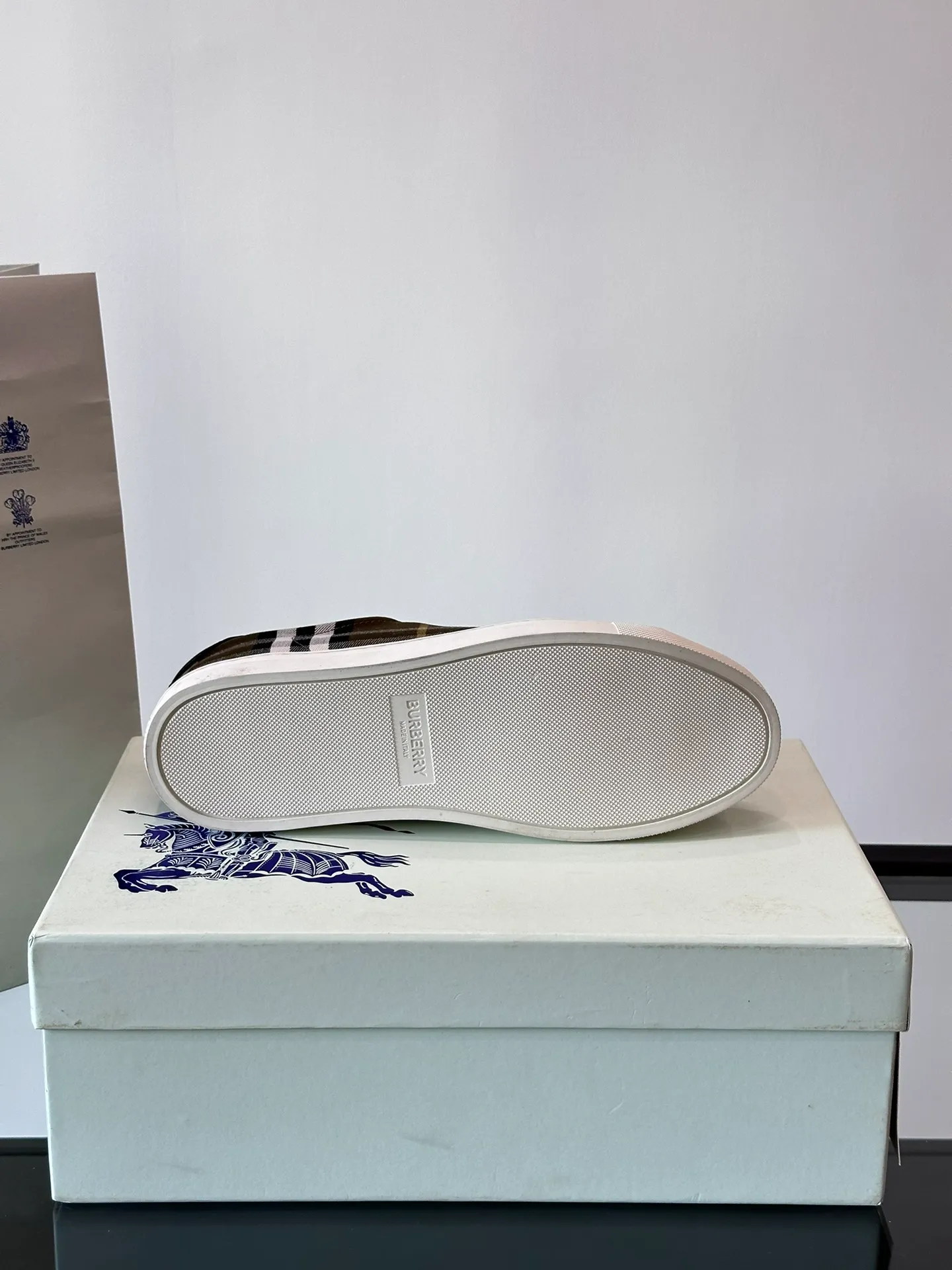Men's shoes 💰360▫️B's men's classic low-top sneakers are reinterpreted in Vintage checkered cotton and cowhide materials, and decorated with a new brand logo. First-layer sheepskin lining, heel decorated with Burberry letter embossed logo, original outsole Size: 38-44 (customized at 45)